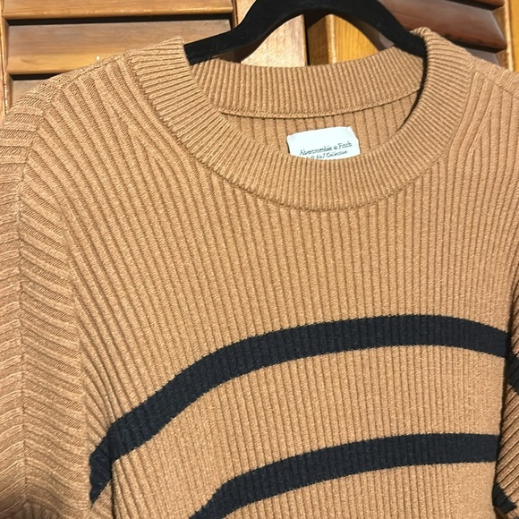 Medium Tan & Black Striped Sweater - Abercrombie - Picture 2 of 2